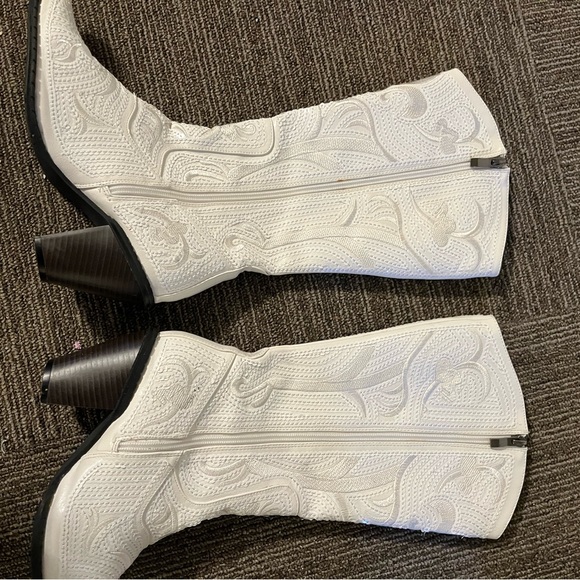 John Fashion white embroidered cowgirl boots size 8 *like new condition* - Picture 5 of 6